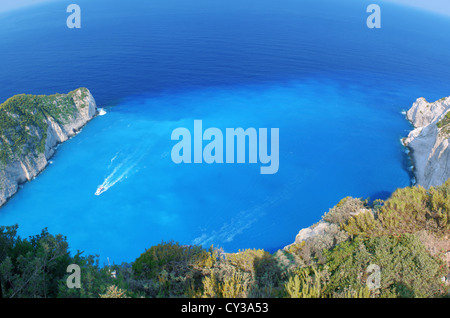 Motorboot auf dem azurblauen Meer nahe Navagio Strand in Zante, Griechenland Stockfoto