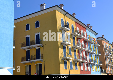 Bunte Wohnblocks, Porto Recanati, Provinz Macerata, Italien. Stockfoto