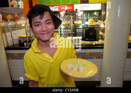 Boston Massachusetts, Faneiul Hall Marketplace, Quincy Market, asiatischer Mann Männer Erwachsene Erwachsene, mit kostenlosen Proben, Produkt, Essen, Teller, Gericht, MA120 Stockfoto