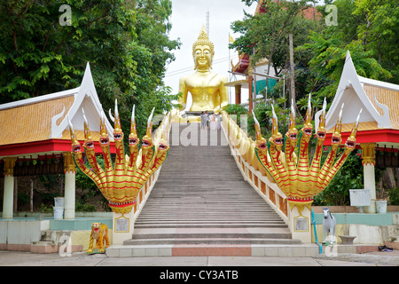 Stufen hinauf auf die Statue des großen Buddha in Pattaya, Thailand Stockfoto