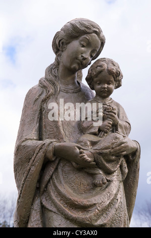 Statue der Jungfrau Maria mit Jesuskind außerhalb unserer lieben Frau der schneit-katholischen Kirche, Franconia, New Hampshire, USA. Stockfoto