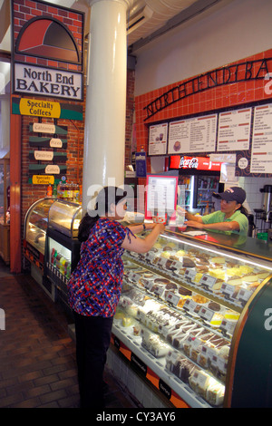 Boston Massachusetts, Faneiul Hall Marketplace, Quincy Market, North End Bäckerei, Lebensmittel, Verkäufer Verkäufer, Stände Stand Händler Händler Markt mar Stockfoto