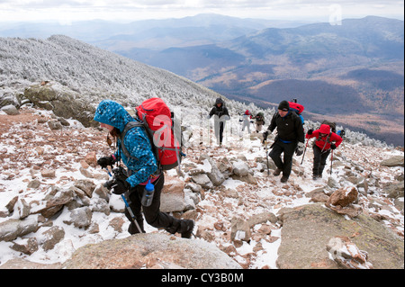 Wanderer Klettern in Richtung Mount Lafayette in Franconia Ridge trail, New Hampshire, USA. Stockfoto