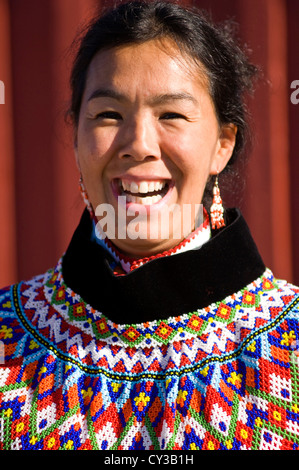Inuit-Frau in traditioneller Kleidung, Upernavik, Grönland Stockfoto