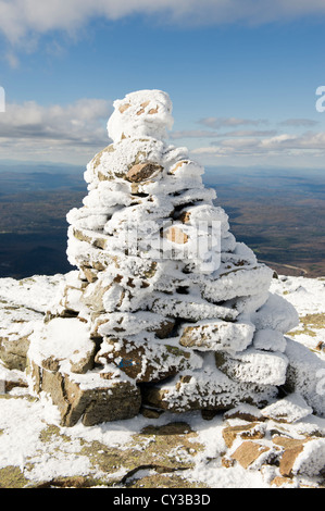 Schneebedeckte Cairn auf dem Franconia Ridge Trail, White Mountains, New Hampshire, USA. Stockfoto