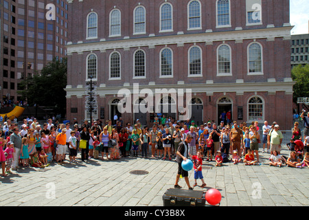 Boston Massachusetts, The Freedom Trail, Faneiul Hall Marketplace, Außenansicht, Straßenkünstler, Tipps zum Bucking, Publikum, junge Jungen, männliches Kind Kinder Kind c Stockfoto