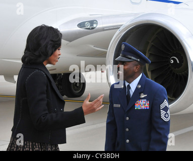 First Lady Michelle Obama ist durch die Air National Guard Chief Master Sgt begrüßt. Marlin Mosley bei Ihrer Ankunft an die 128 Luftbetankung Flügel in Milwaukee Freitag, Oktober 19, 2012 Obama kam im Wisconsin Air National Guard Base vor Auftritten in Racine und Wausau. Stockfoto