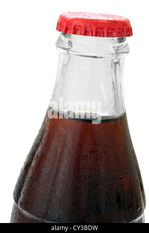 Glasflasche mit Cola auf weißem Hintergrund, keine Etiketten. Isoliert auf weißem Hintergrund Stockfoto