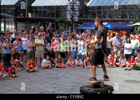 Boston Massachusetts, Faneiul Hall Marketplace, Außenansicht, Straßenkünstler, Tipps zum Bucking, Publikum, Mann Männer Erwachsene Erwachsene, Balancing, MA120822056 Stockfoto