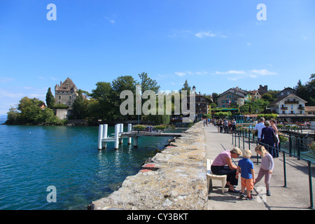 Der Blick auf den Kai und Schloss in Yvoire am Genfer See Stockfoto