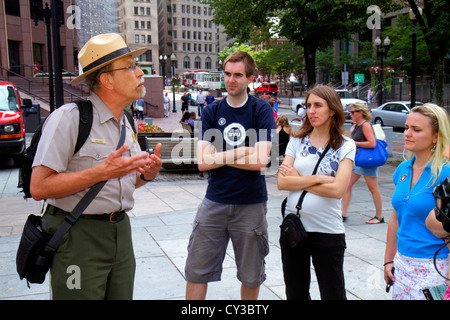 Boston Massachusetts, The Freedom Trail, Faneiul Hall Marketplace, Quincy Market, National Park Ranger, erklärt, Männer männliche Erwachsene Erwachsene, Uniform, arbeitet Stockfoto