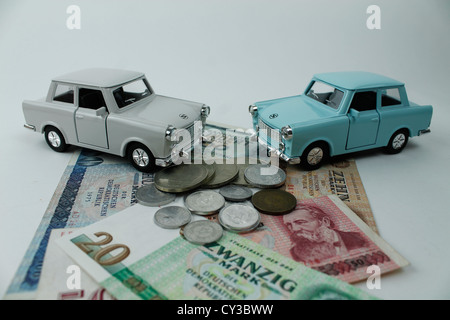 Alte Autos aus der ehemaligen DDR auf DDR-Geld angezeigt. Stockfoto