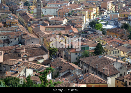 Auf der Dachterrasse Blick über die Stadt Verona, Italien. Stockfoto