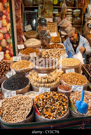 Nüssen und getrockneten Früchten zum Verkauf auf dem Lebensmittelmarkt in der Nähe von den großen Basar in Istanbul Türkei Stockfoto