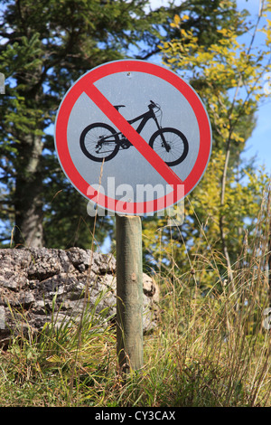 Zeichen, die darauf hinweist, dass der Pfad nicht von Mountain-Bikes in den französischen Alpen in der Nähe von Morzine verwendet werden soll Stockfoto