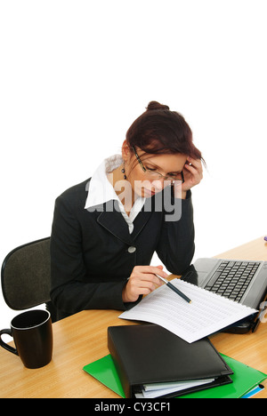 Berufstätige junge Frau auf weißem Hintergrund Stockfoto