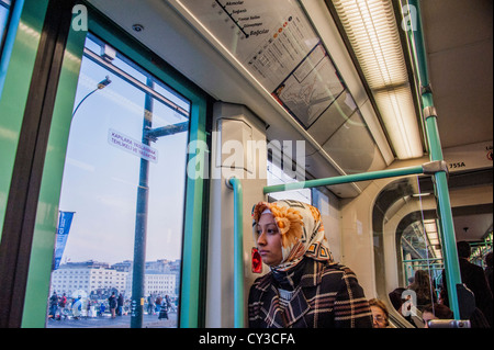 An Bord der T1 Straßenbahn der Galata-Brücke durch zentral-Istanbul-Türkei Stockfoto