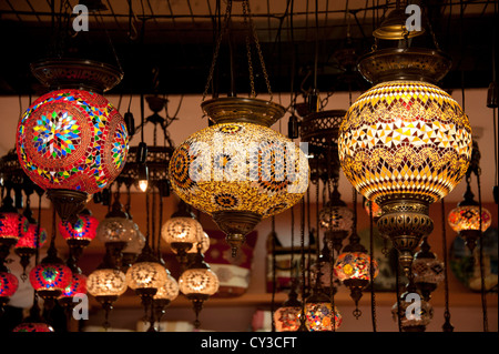 Eine Anzeige der Lampen in einem Schaufenster in Istanbul Türkei Stockfoto