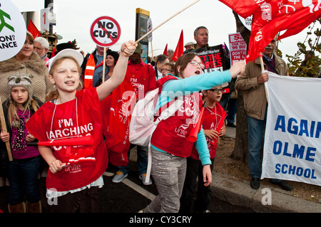 20.10.12 LONDON: Kinder winken vereinen Flaggen auf dem TUC A Future, die Works-Marsch. Mehr als 100.000 Menschen marschierten. Stockfoto