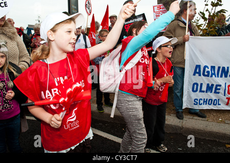 20.10.12 LONDON: Kinder winken vereinen Flaggen auf dem TUC A Future, die Works-Marsch. Mehr als 100.000 Menschen marschierten. Stockfoto