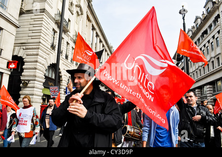 20.10.12 LONDON: ein Mann mit einer Unite-Fahne auf dem Anti-Schnitten A Future, dass Werke TUC Marsch. Stockfoto