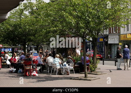 Menschen sitzen vor einem Café in der High Street, Harborne, einem Vorort von Birmingham, England, UK. Stockfoto