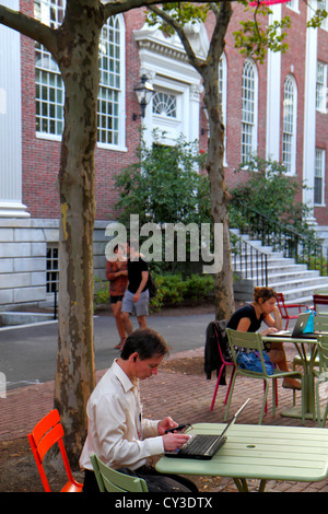 Cambridge Massachusetts, Boston Harvard University, Campus, Mann Männer Erwachsene Erwachsene, Studenten Schüler Bildung Schüler, sitzend, Laptop Compu Stockfoto