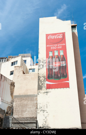 Große Coca Cola Werbung auf einem hohen Gebäude in Las Palmas Gran Canaria Kanaren Spanien Stockfoto