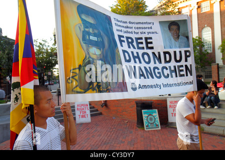 Cambridge Massachusetts, Boston Harvard Square, Tibet Menschenrechte, Demonstration, Protest, tibetische Flagge, asiatischer Mann Männer Erwachsene Männer, Dhondup Wangchen, A Stockfoto