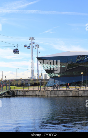 Die Emirates Airline-Seilbahn über den Kristall, Siemens neue Techno-Drehscheibe, im Royal Docks, Newham, East London, UK Stockfoto