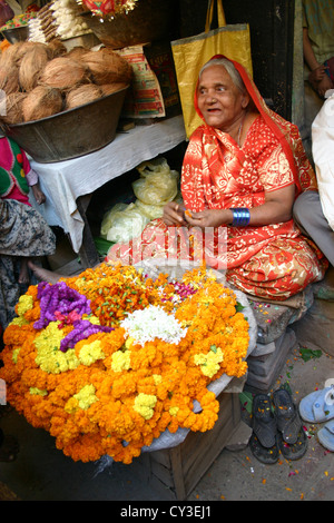 Traditionelle Dame gelb Ixora Blumen in Neu-Delhi für die hinduistische Festival der Durga Puja zu verkaufen Stockfoto