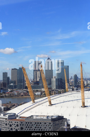 Blick auf die O2-Arena, mit Canary Wharf und die Docklands hinter, von der Emirates Air Line Seilbahn über den Fluss Themse Stockfoto