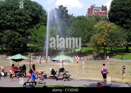 Boston Massachusetts, Boston Common, öffentlicher Park, Froschteich, Brunnen, Wasser, Familien, Sommeraktivitäten, Kinder, Spielen, Statue, Skulptur, Besucher reisen Stockfoto