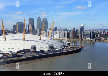 Blick auf die O2-Arena, mit Canary Wharf und die Docklands hinter, von der Emirates Air Line Seilbahn über den Fluss Themse Stockfoto