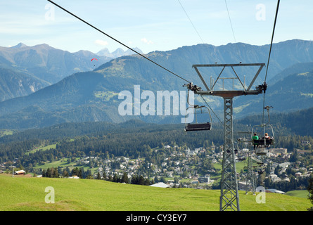 Das Schweizer Dorf Stadt von Flims gesehen von der Skilift im Herbst, Flims Graubünden Schweiz Stockfoto