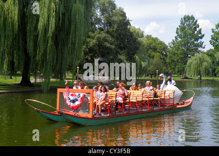 Boston Massachusetts, Boston Public Garden Lagoon, Swan Boat, Fahrer, Wasser, MA120823039 Stockfoto