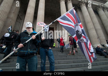 Anonyme UK--20. Oktober 2012--anonyme UK sind außerhalb der St Pauls Cathedral und warten auf die TUC-Marsch in Solidarität teilnehmen. Stockfoto