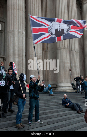 Anonyme UK--20. Oktober 2012--anonyme UK sind außerhalb der St Pauls Cathedral und warten auf die TUC-Marsch in Solidarität teilnehmen. Stockfoto