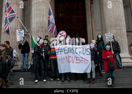 Anonyme UK--20. Oktober 2012--anonyme UK sind außerhalb der St Pauls Cathedral und warten auf die TUC-Marsch in Solidarität teilnehmen. Stockfoto