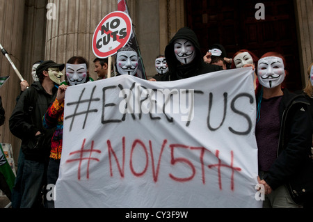 Anonyme UK--20. Oktober 2012--anonyme UK sind außerhalb der St Pauls Cathedral und warten auf die TUC-Marsch in Solidarität teilnehmen. Stockfoto