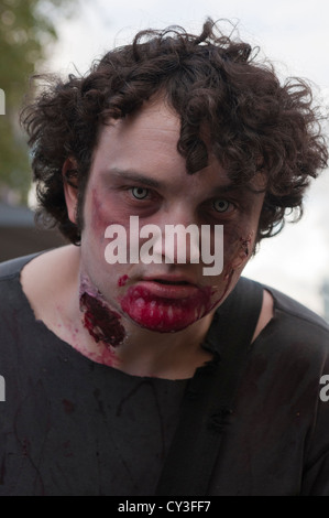 Welttag der Zombie, London, ist organisiert, um Geld für wohltätige Zwecke. Die Ursache ist St Mungo die Obdachlosen hilft. Stockfoto