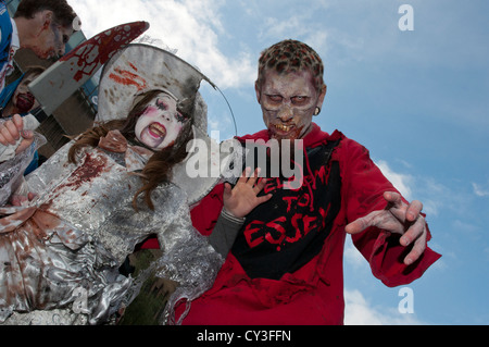 Welttag der Zombie, London, ist organisiert, um Geld für wohltätige Zwecke. Die Ursache ist St Mungo die Obdachlosen hilft. Stockfoto