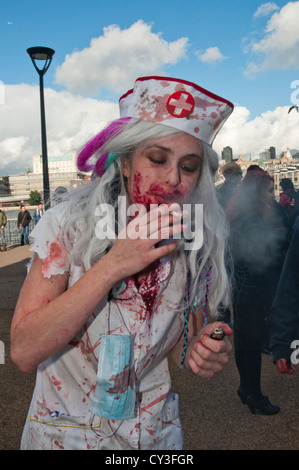 Welttag der Zombie, London, ist organisiert, um Geld für wohltätige Zwecke. Die Ursache ist St Mungo die Obdachlosen hilft. Stockfoto