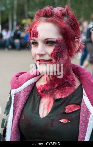 Welttag der Zombie, London, ist organisiert, um Geld für wohltätige Zwecke. Die Ursache ist St Mungo die Obdachlosen hilft. Stockfoto