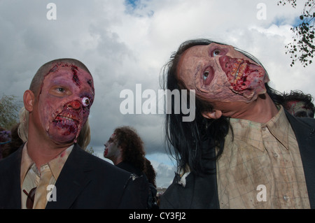 Welttag der Zombie, London, ist organisiert, um Geld für wohltätige Zwecke. Die Ursache ist St Mungo die Obdachlosen hilft. Stockfoto