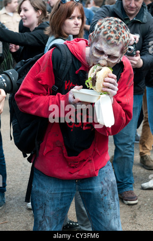 Welttag der Zombie, London, ist organisiert, um Geld für wohltätige Zwecke. Die Ursache ist St Mungo die Obdachlosen hilft. Stockfoto