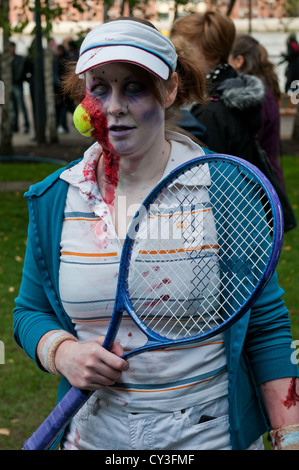 Welttag der Zombie, London, ist organisiert, um Geld für wohltätige Zwecke. Die Ursache ist St Mungo die Obdachlosen hilft. Stockfoto