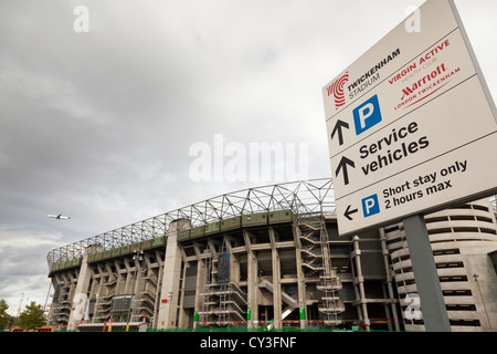 Twickenham Stadion mit Hinweisschild und Flugzeuge parken. Stockfoto