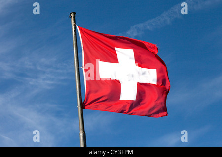 Schweizer Flagge der Schweiz auf einem blauen Himmel Stockfoto