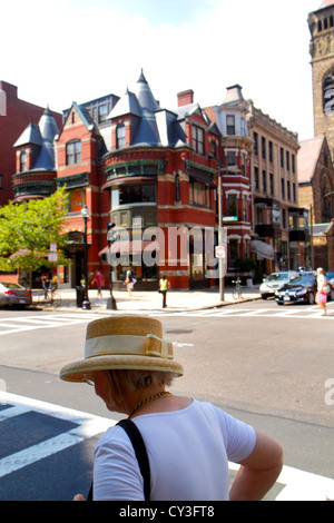 Boston Massachusetts, Back Bay Water, Newbury Street, High-End, Luxus, Markenname, Shopping Shopper Shopper Shopper Shops Markt Märkte Marktplatz kaufen s Stockfoto